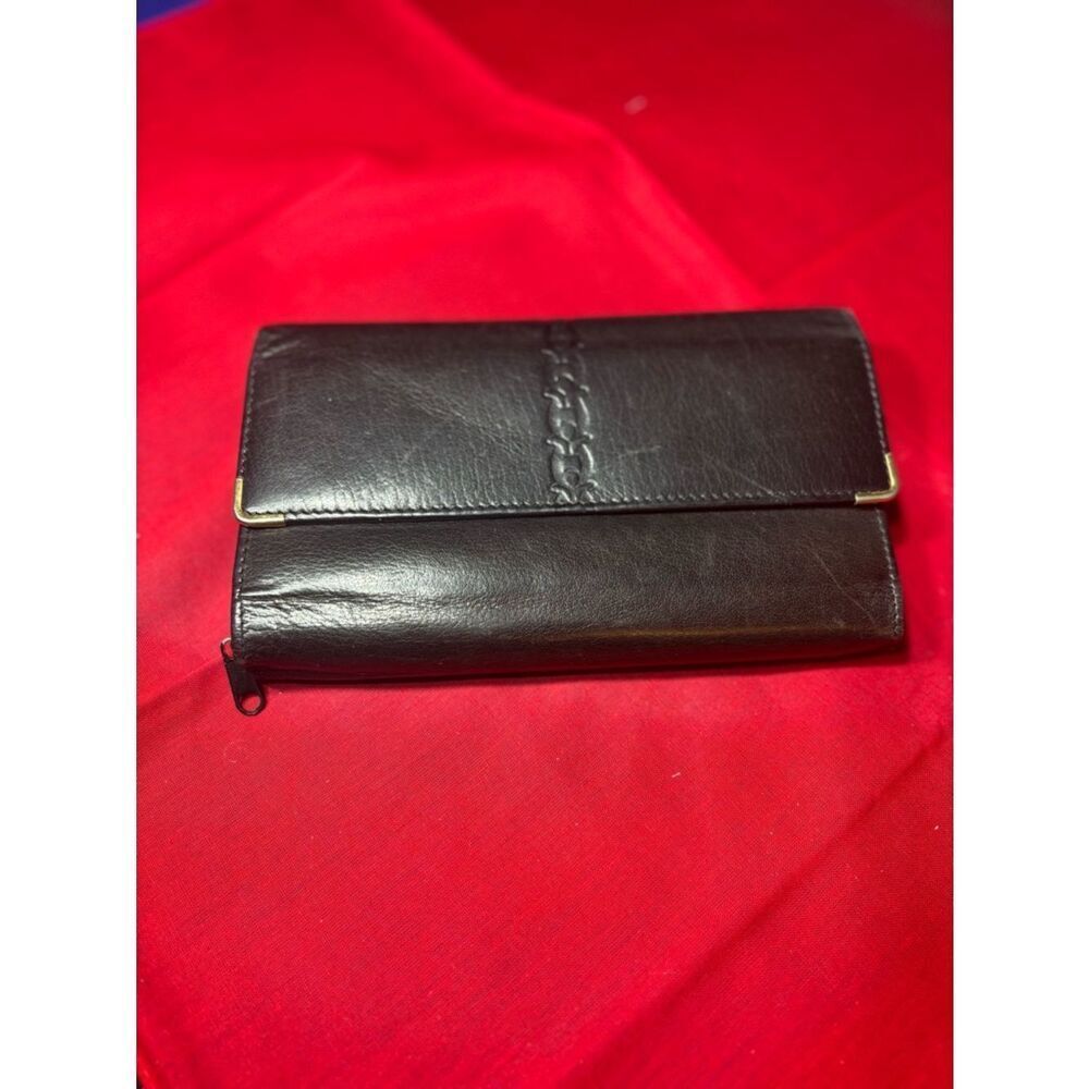 Classic Black Leather Wallet with Subtle Stitch Detail EPC